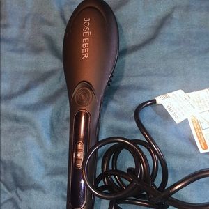 Brush straightener